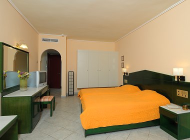 phoenix hotel tsilivi